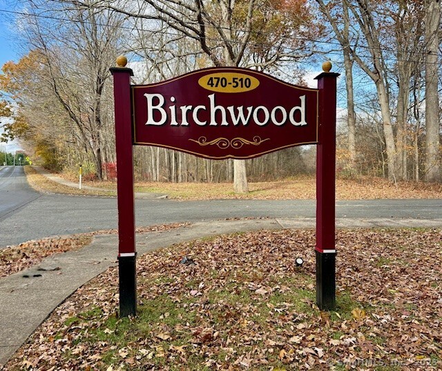 498 Oak Avenue, Unit 28 Cheshire, CT 06410 - Photo 21 of 21 a street sign on a sidewalk next to a road