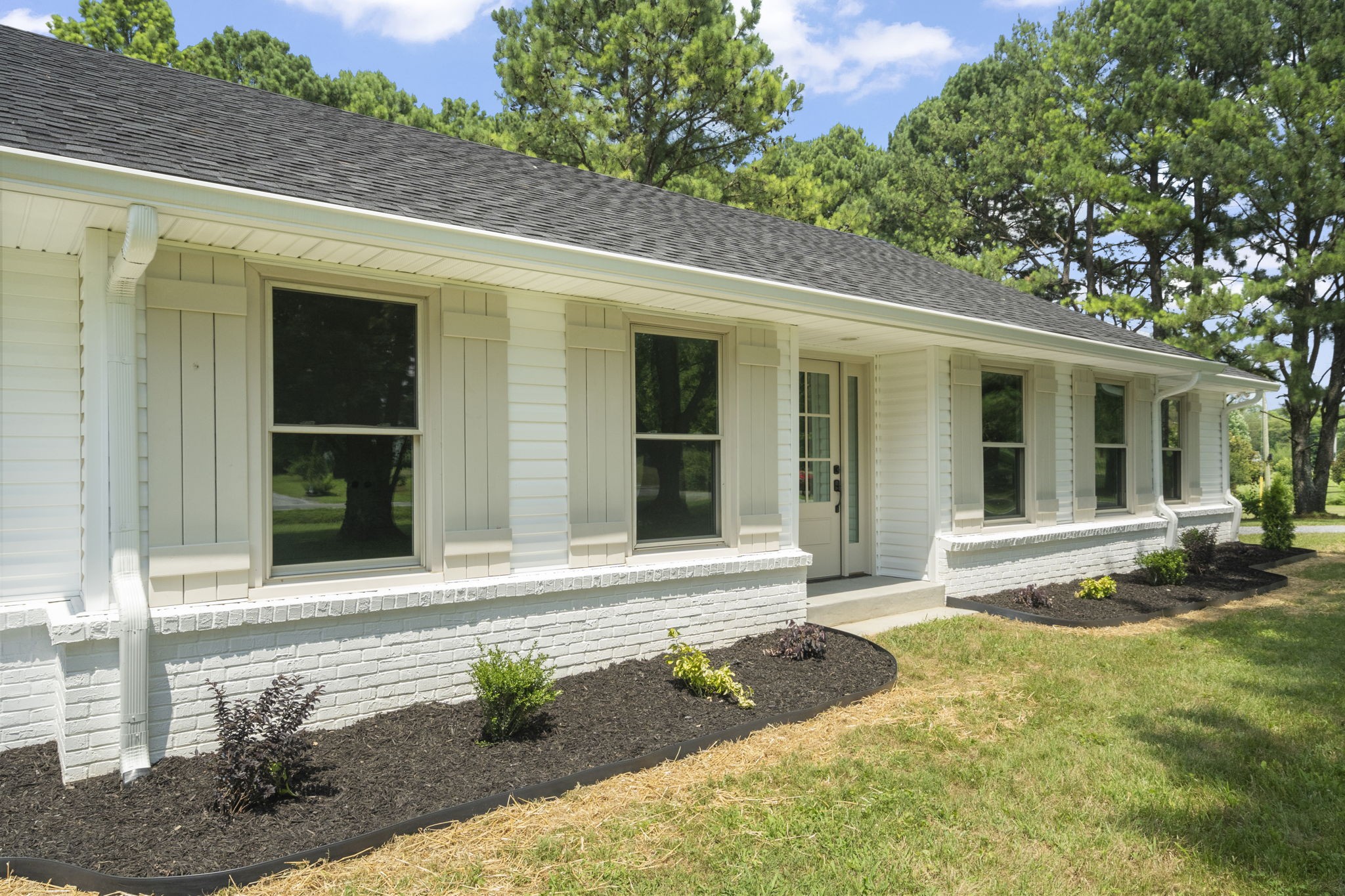 5670 Lakeview Road Springfield, TN 37172 - Photo 6 of 50 a front view of a house with garden
