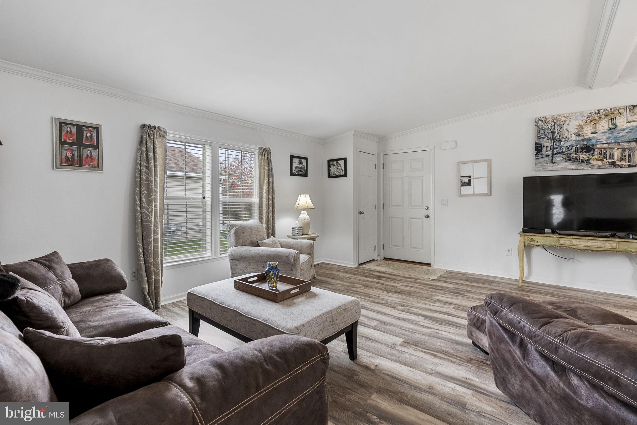 86 Westin Road Douglassville, PA 19518 - Photo 12 of 42 Spacious Livingroom