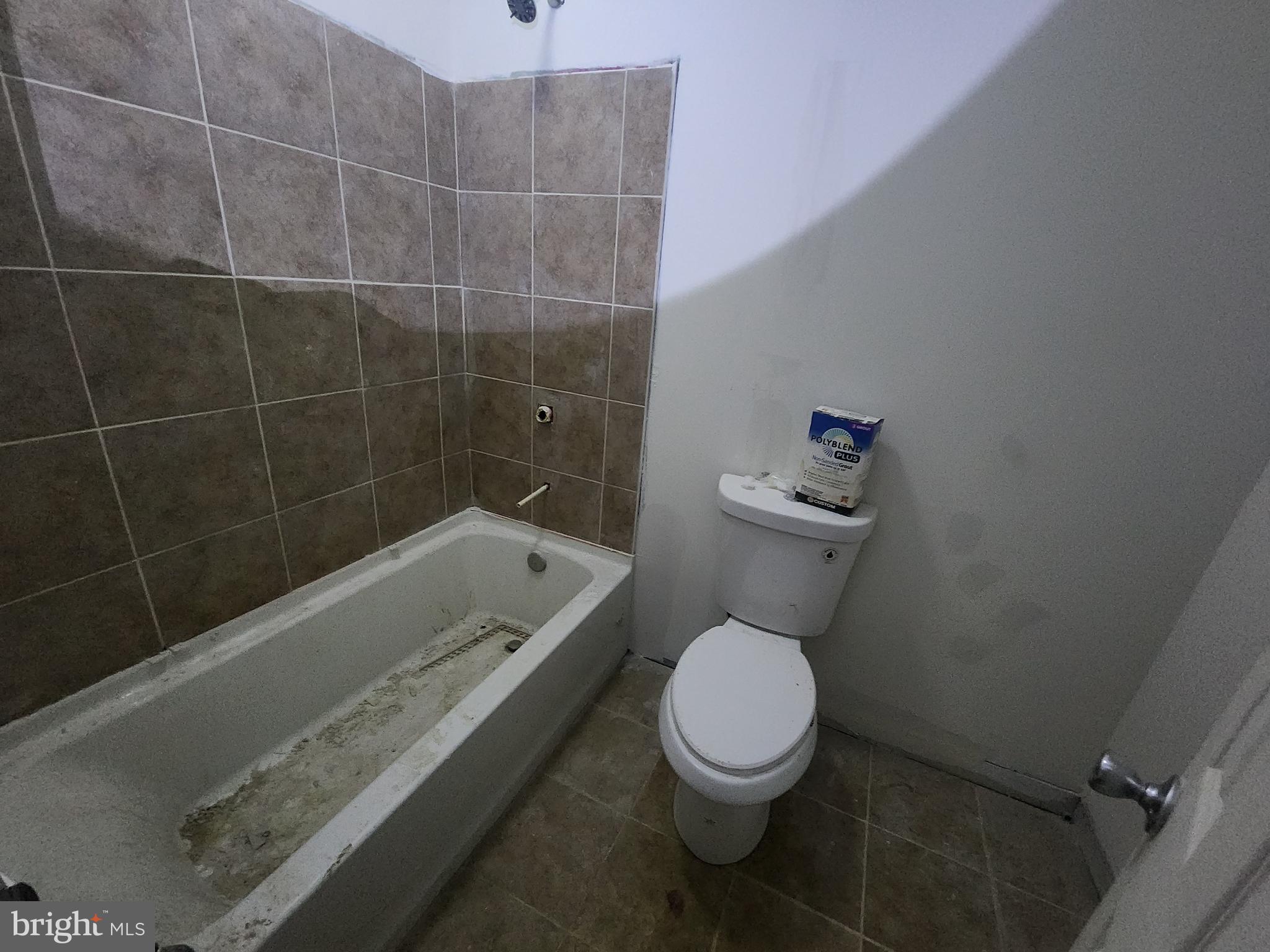 409 South Pulaski Street Baltimore, MD 21223 - Photo 7 of 9 a bathroom with a granite countertop toilet a sink and bathtub