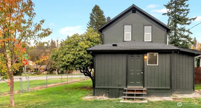 a front view of house with yard
