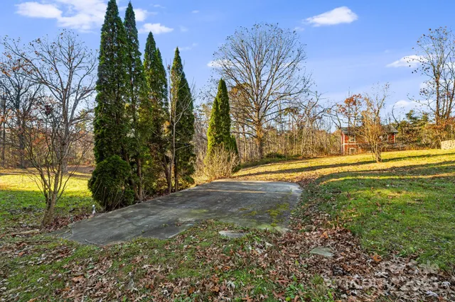 $299,900 | 20 Luckenbach Drive, Fairview, NC 28730