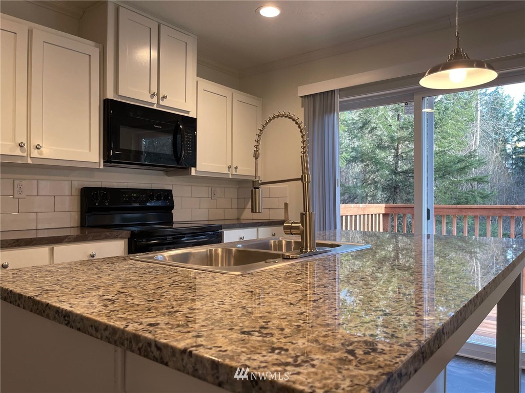813 Tipsoo Loop South Rainier, WA 98576 - Photo 4 of 37