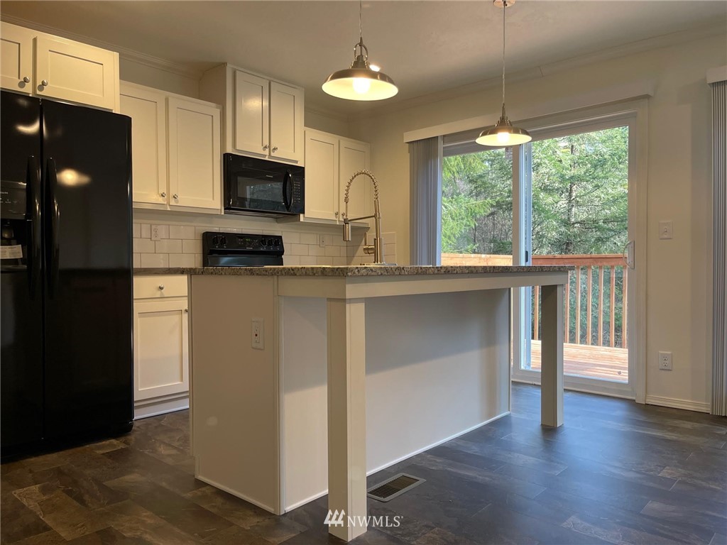 813 Tipsoo Loop South Rainier, WA 98576 - Photo 5 of 37