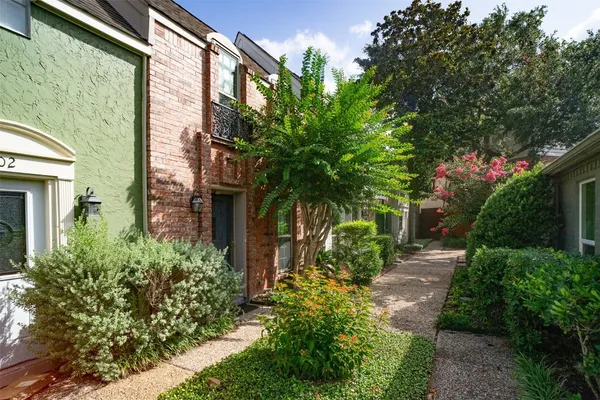 a view of a back yard
