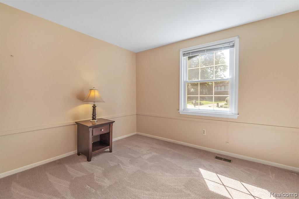 29537 Fox Grove Road Farmington Hills, MI 48334 - Photo 23 of 37