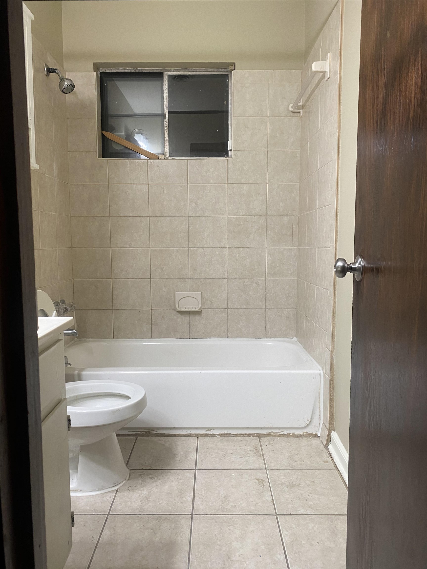 3536 West Horn Lake Road Memphis, TN 38109 - Photo 9 of 12 a bathroom with a toilet a sink and bathtub