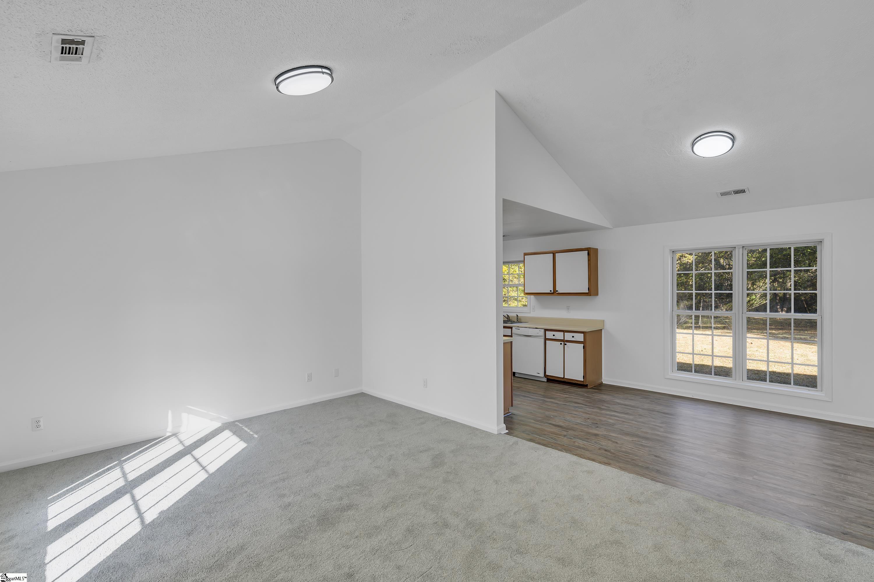 206 Dillard Road Duncan, SC 29334 - Photo 2 of 33