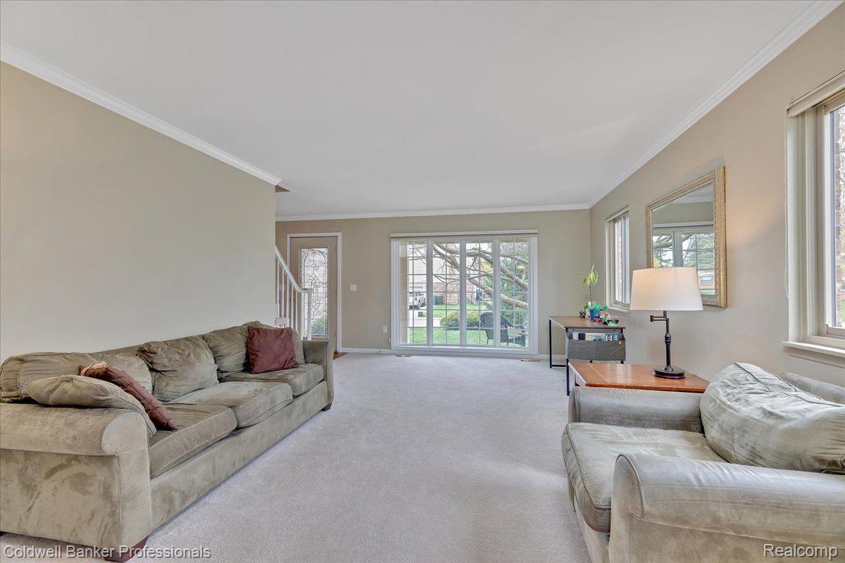 693 Lockmoore Court Rochester, MI 48307 - Photo 6 of 39 Gallery Image 6