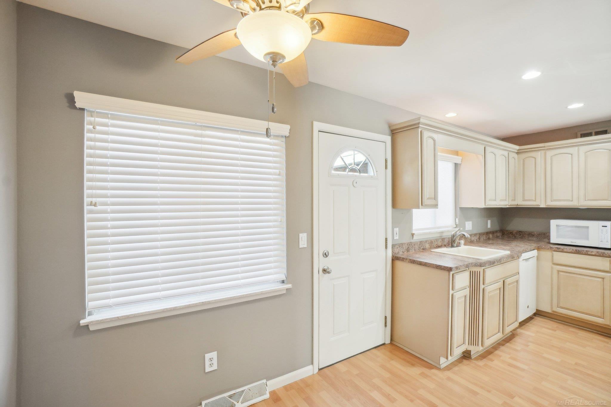 494 Baldwin Avenue Rochester, MI 48307 - Photo 13 of 38 50154932-1a75e35e-aef4-4005-8486-baa6257fe62a.JPG