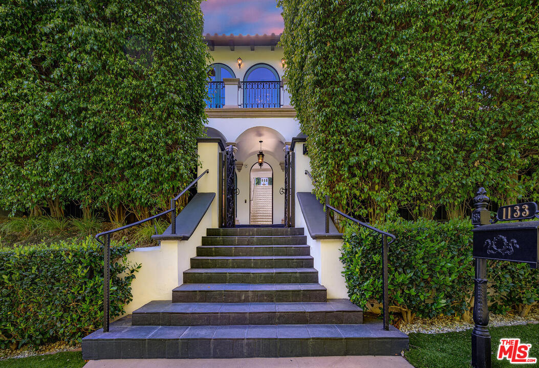 1133 Tower Road Beverly Hills, CA 90210 - Photo 2 of 44