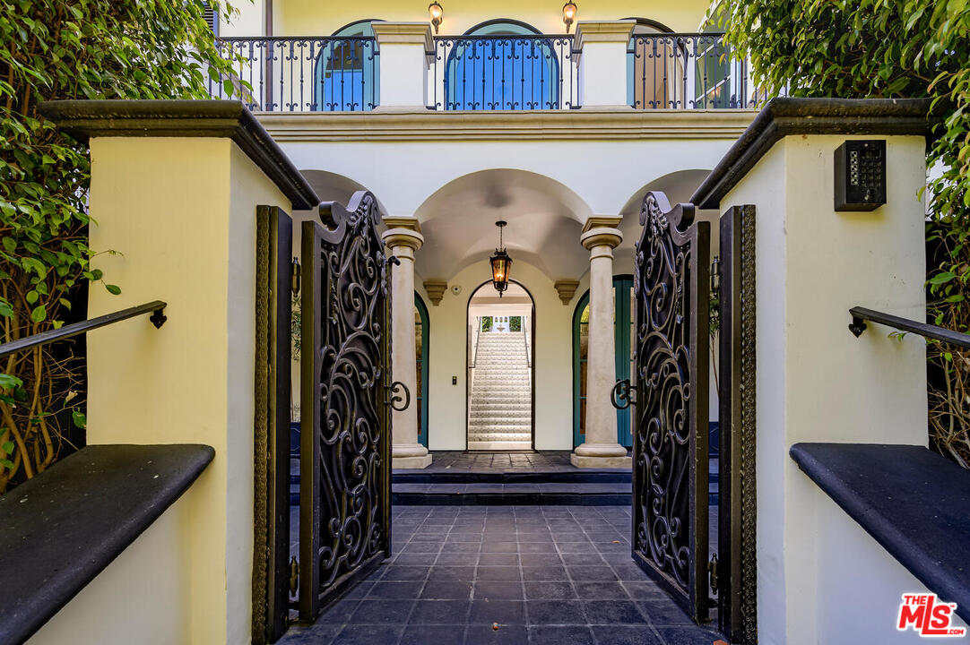 1133 Tower Road Beverly Hills, CA 90210 - Photo 3 of 44