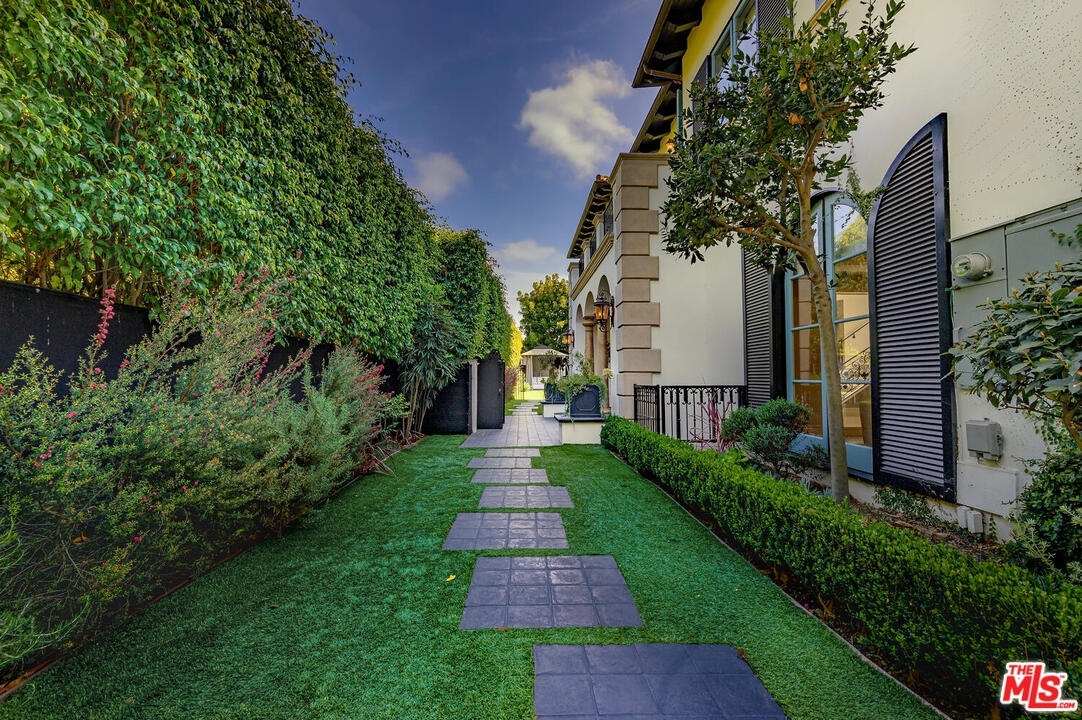 1133 Tower Road Beverly Hills, CA 90210 - Photo 4 of 44