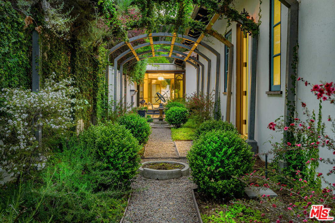 1133 Tower Road Beverly Hills, CA 90210 - Photo 6 of 44