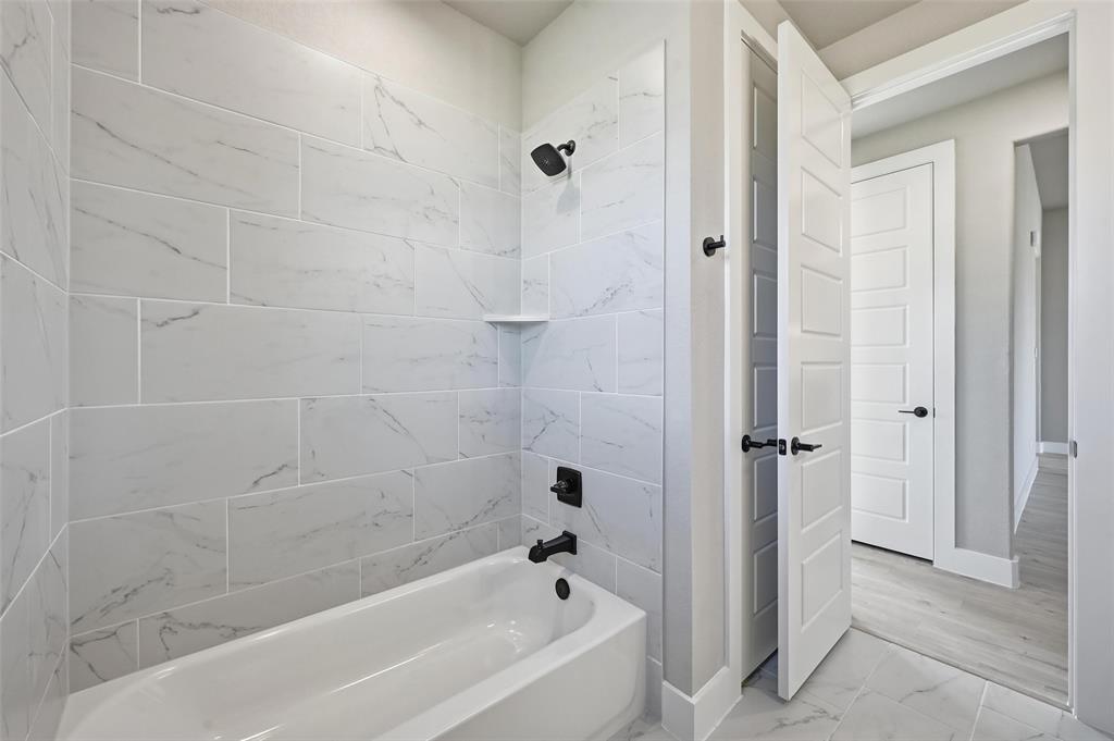 108 Rocky Top Azle, TX 76020 - Photo 34 of 40 a bathroom with a bathtub