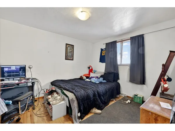 a bed room with two bed and a desk