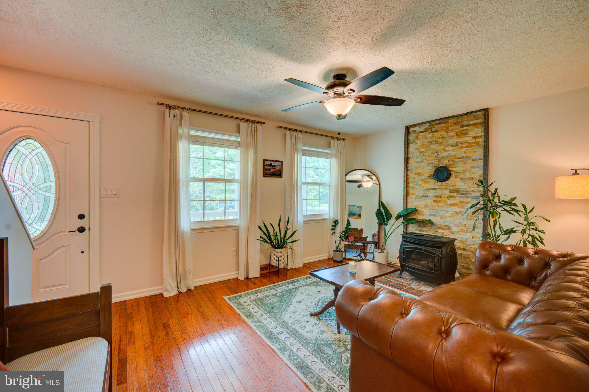 9595 Roys Lane Culpeper, VA 22701 - Photo 4 of 61 Charming living space with natural light.