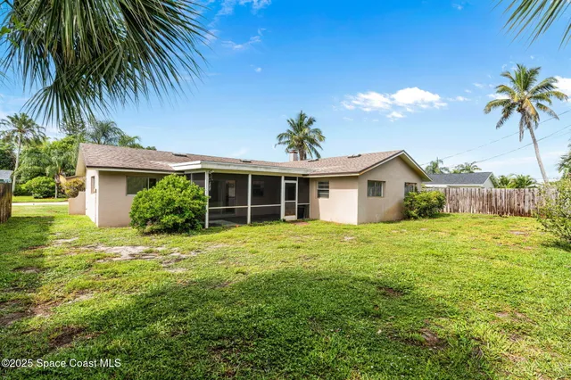 a view of backyard of the house