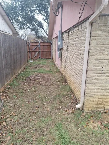 a view of a backyard
