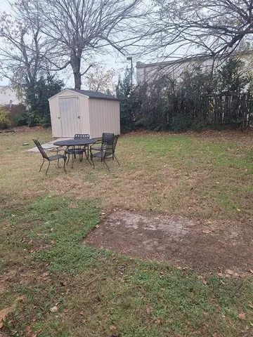 a view of a backyard