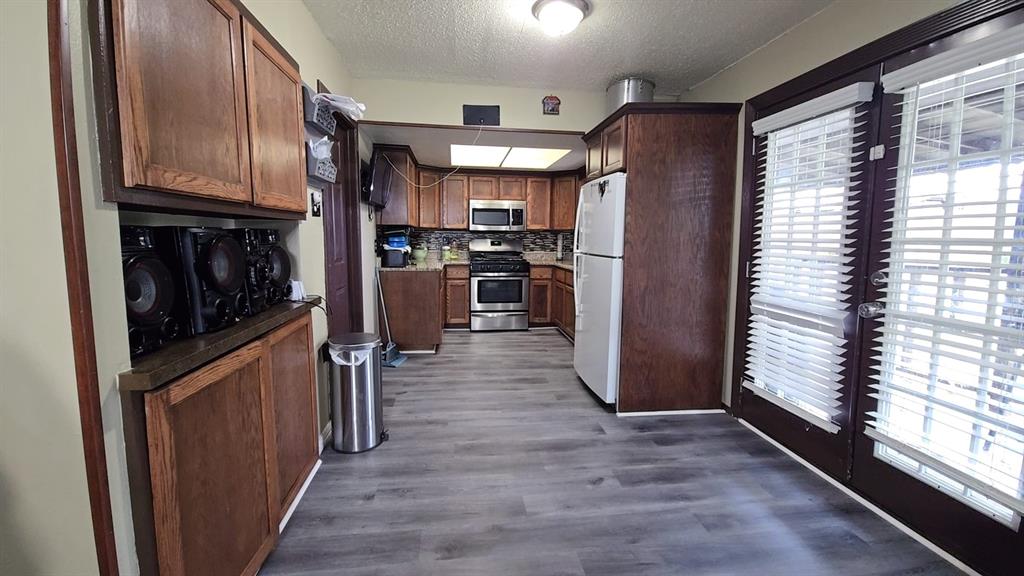 109 Ridgeway Circle Lewisville, TX 75067 - Photo 4 of 19 Breakfast area.