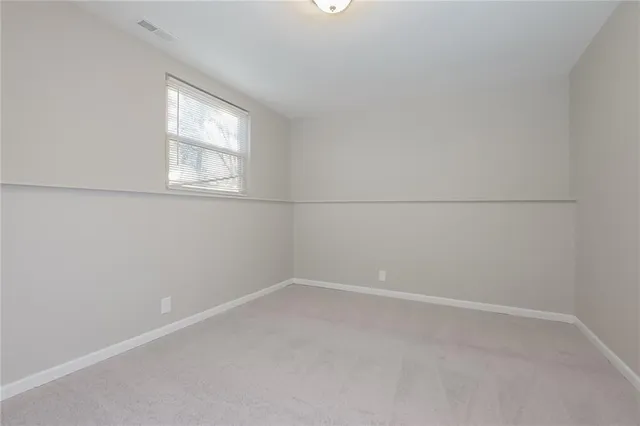 $2,095 | 3025 South 14th Street, Leavenworth, KS 66048