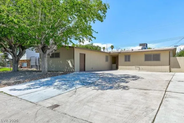 $2,700 | 6320 Shawnee Avenue, Las Vegas, NV 89107