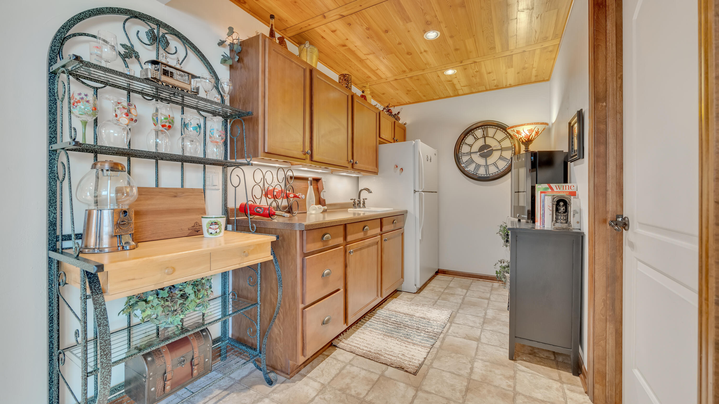 436 Maple Leaf Court Manitowoc, WI 54220 - Photo 23 of 38 Kitchenette & Bar