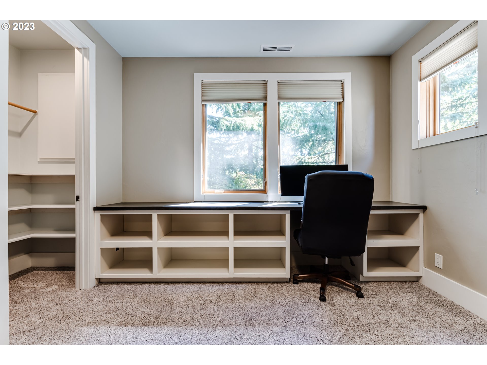 3321 Michael Lane Eugene, OR 97405 - Photo 33 of 46 a living room with a window