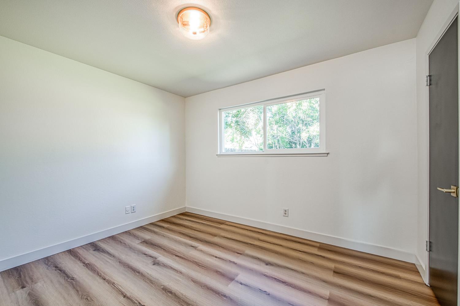 1747 Gettysburg Avenue Clovis, CA 93611 - Photo 23 of 39 a room with a window