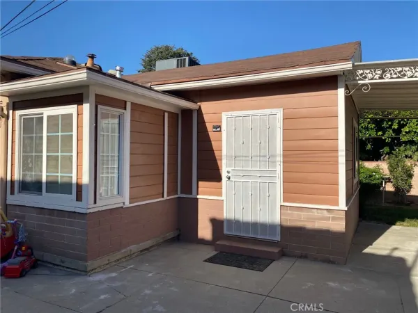 a view of entryway with a door