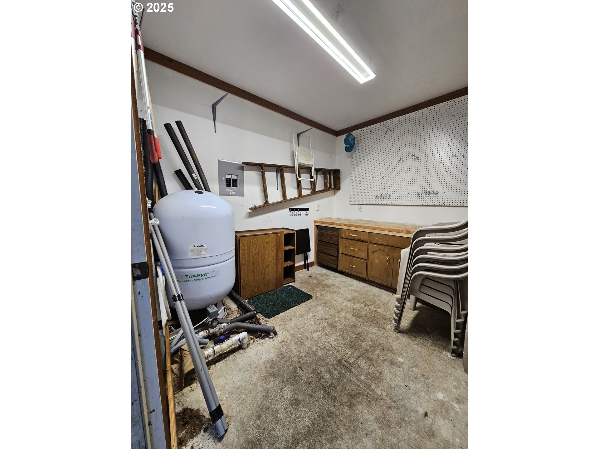 55690 McKenzie River Drive Blue River, OR 97413 - Photo 22 of 41 a work place with furniture and rug