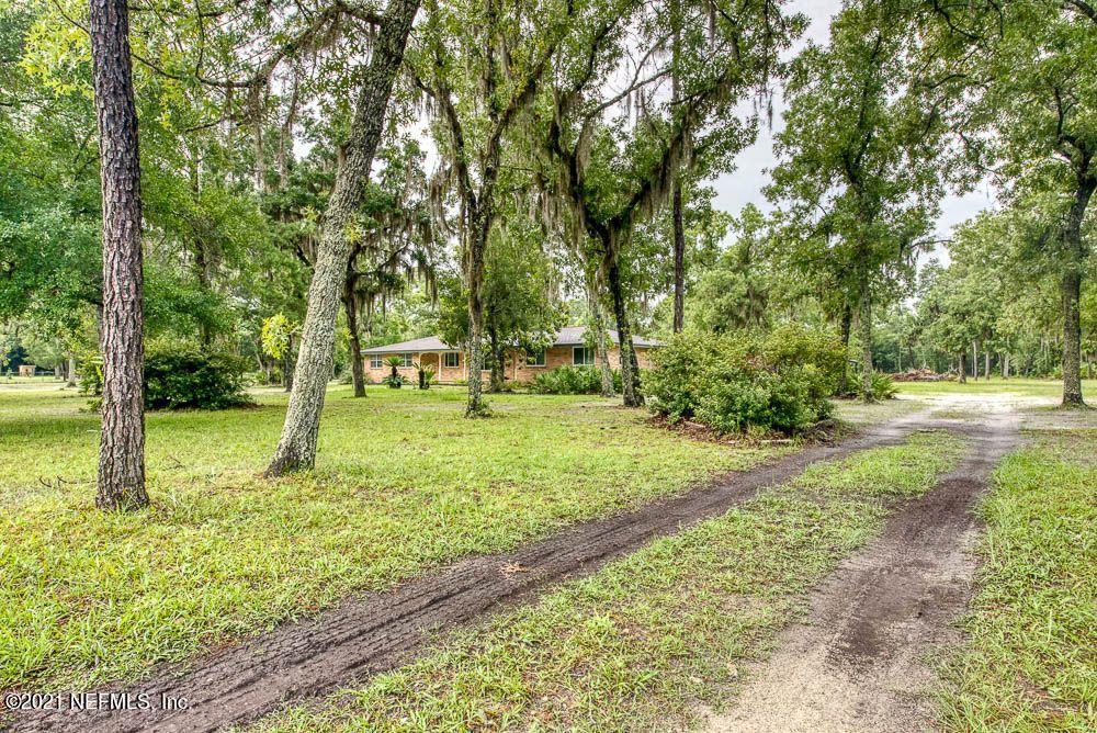 26 Right Driveway View