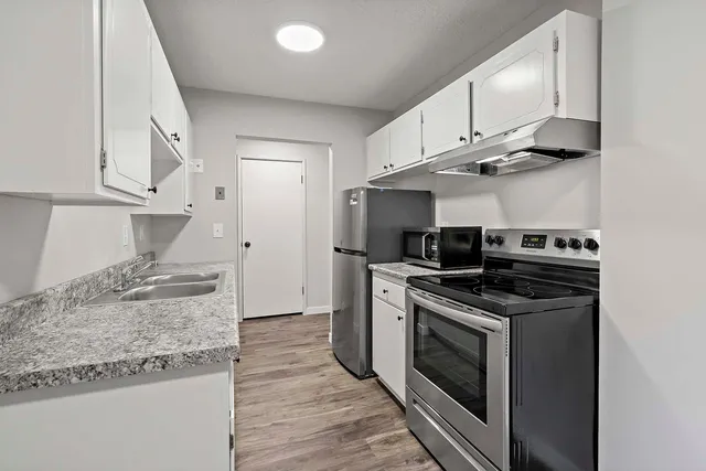 $100,000 | 4351 Parklawn Avenue, Unit 105E, Edina, MN 55435