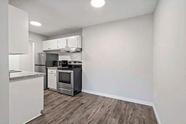 $100,000 | 4351 Parklawn Avenue, Unit 105E, Edina, MN 55435