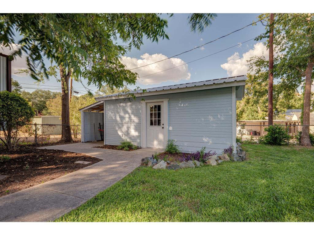 1946 Granite Cove Road Kingsland, TX 78639 - Photo 24 of 31 a backyard of a house with table and chairs