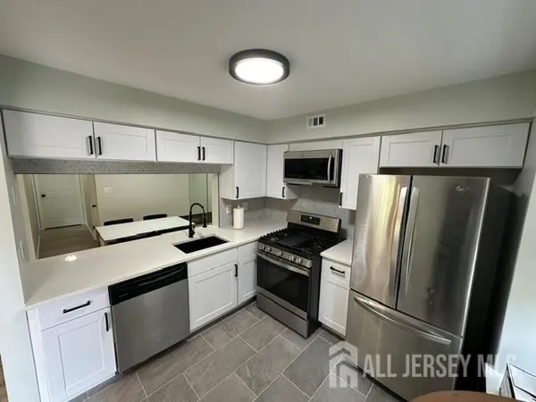 $299,999 | 1204 Commons At Kingswood Drive, Unit 4, East Brunswick, NJ 08816