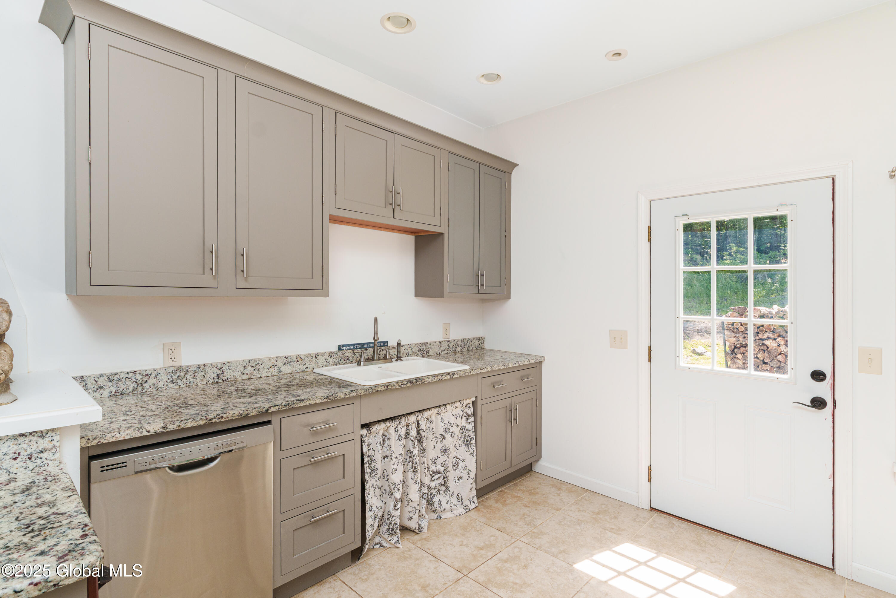352 East Lake Road Cossayuna, NY 12823 - Photo 10 of 76 .