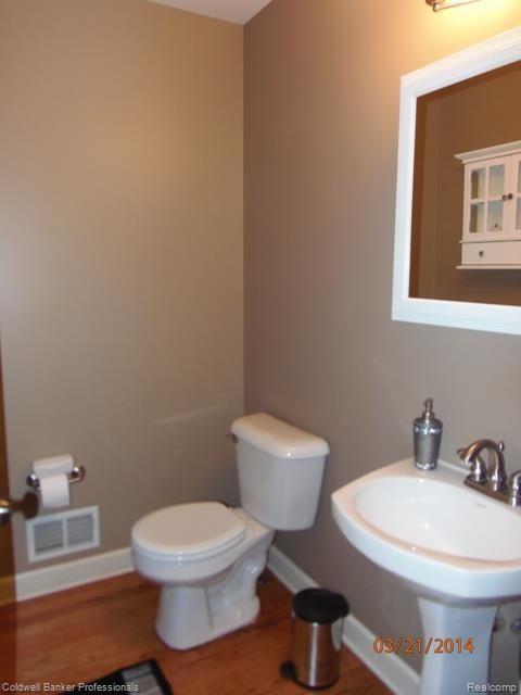 4047 Pne Rdg Drive, Unit 37 Dryden, MI 48428 - Photo 17 of 18 4047 Pine Ridge half bath.jpg