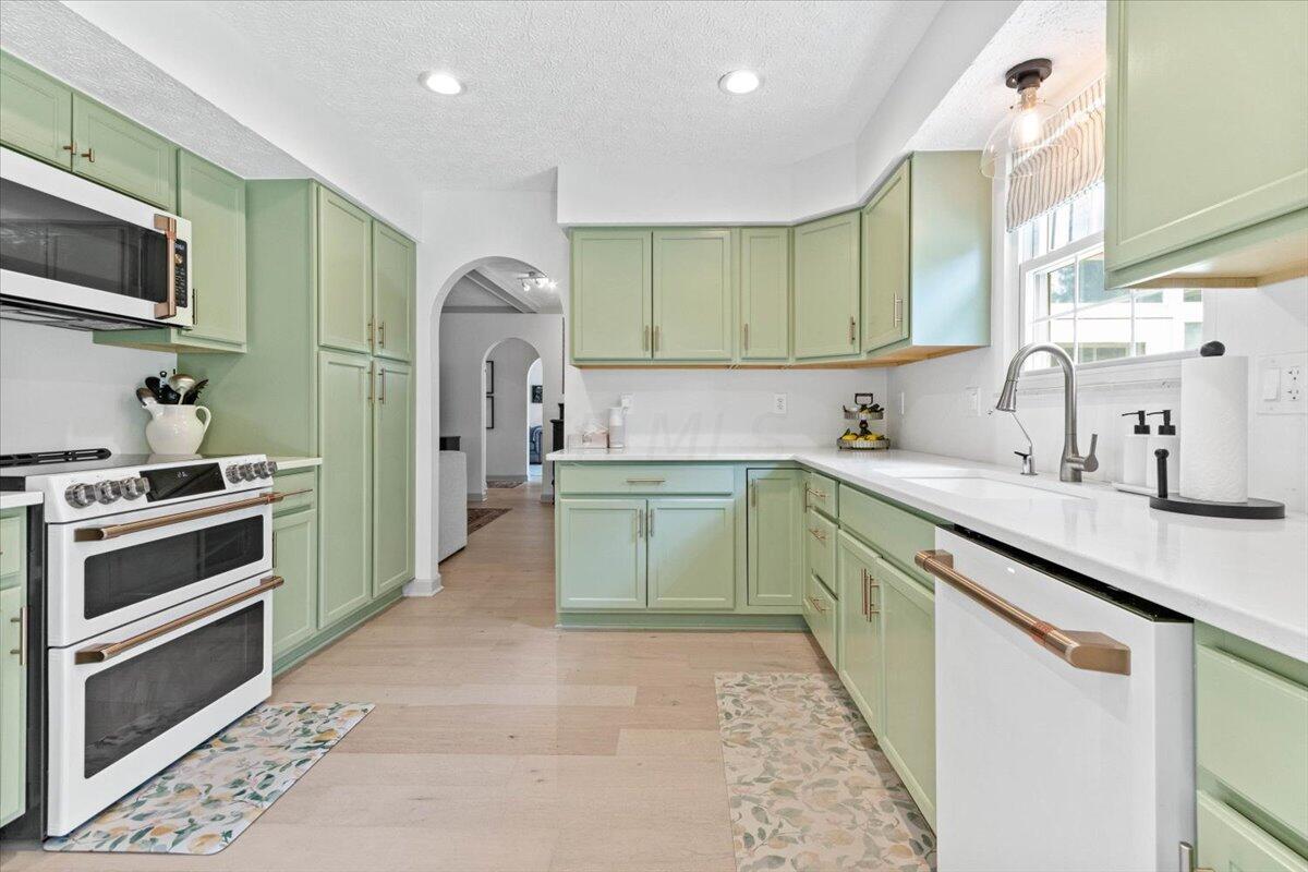 6245 Feder Road Columbus, OH 43228 - Photo 15 of 34 15-Kitchen
