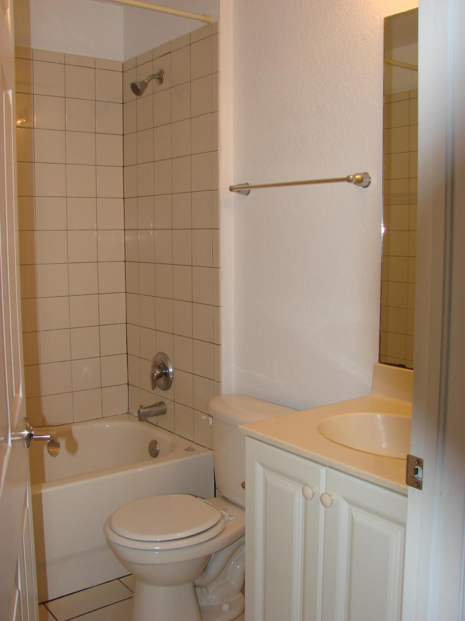 2009 Nassau Drive Riviera Beach, FL 33404 - Photo 9 of 19 1st Flr Bath