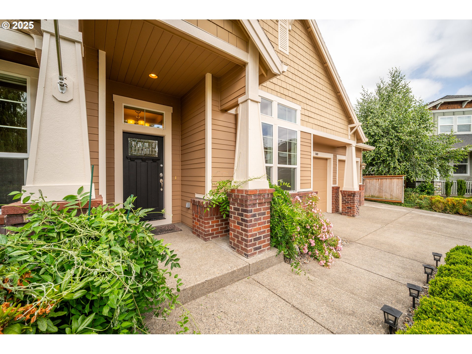 1401 South Dusky Drive Ridgefield, WA 98642 - Photo 6 of 46 a front view of a house with garden