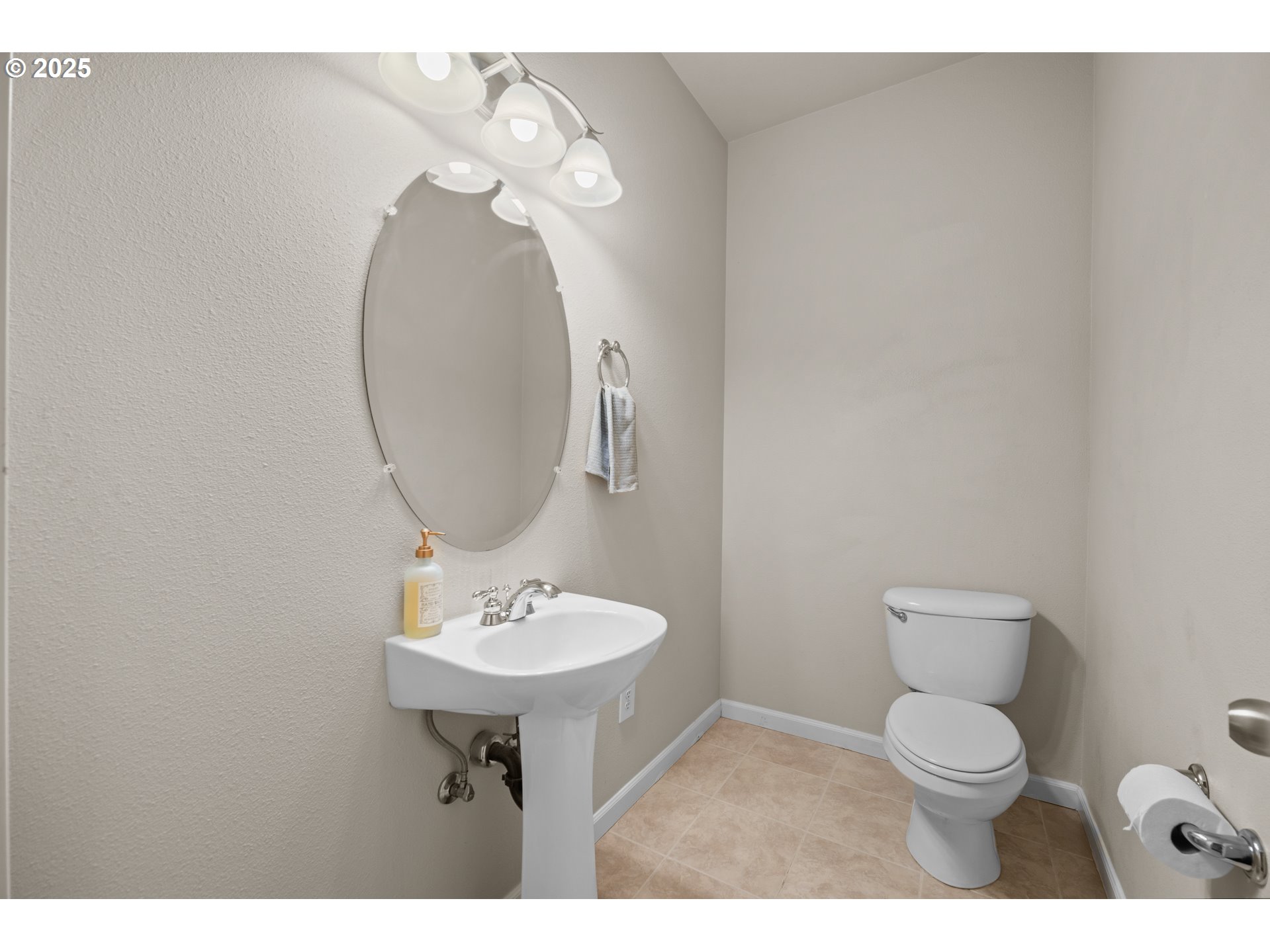 1401 South Dusky Drive Ridgefield, WA 98642 - Photo 8 of 46 a bathroom with a toilet a sink and mirror