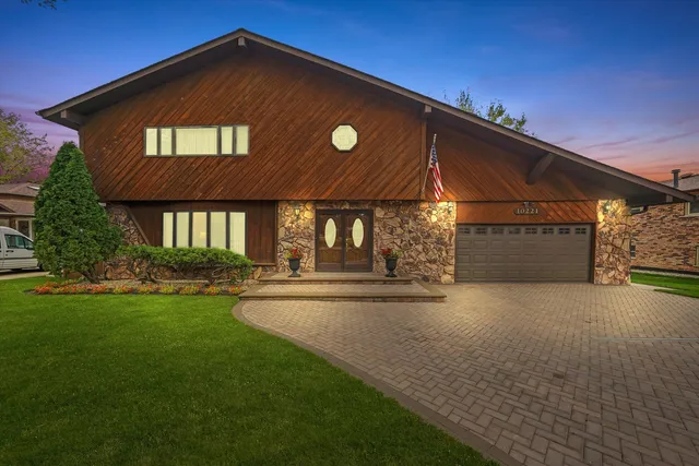 $539,900 | 10221 South Eleanor Avenue, Palos Hills, IL 60465