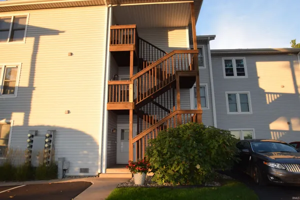 $332,500 | 10035 North Turkey Creek Road, Unit 203, Syracuse, IN 46567