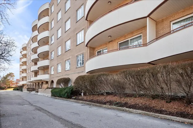 $295,000 | 6400 North Cicero Avenue, Unit 516, Lincolnwood, IL 60712