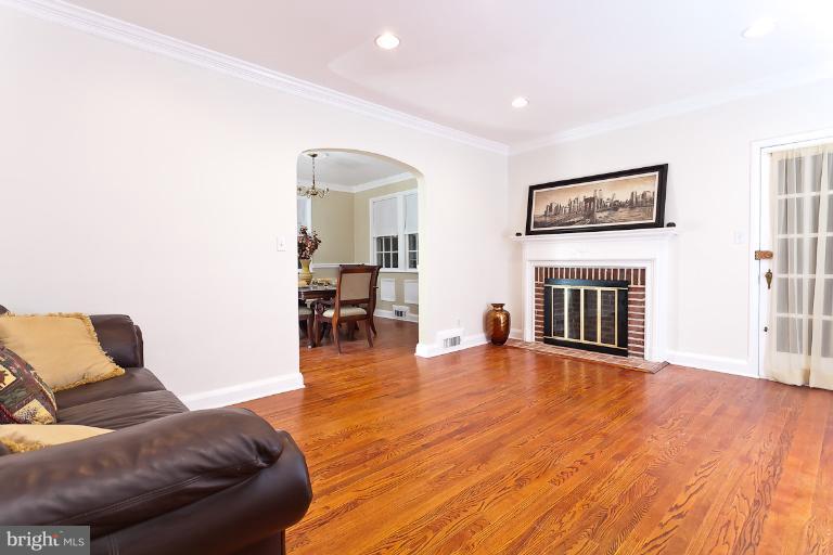1317 Southview Road Baltimore, MD 21218 - Photo 2 of 10 Living Room