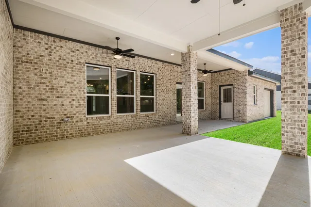 a view of an house with backyard porch and garden