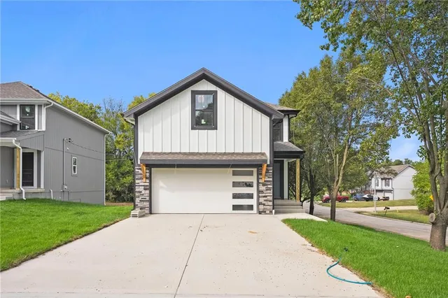 $389,500 | 11226 North Oak Trafficway, Kansas City, MO 64155