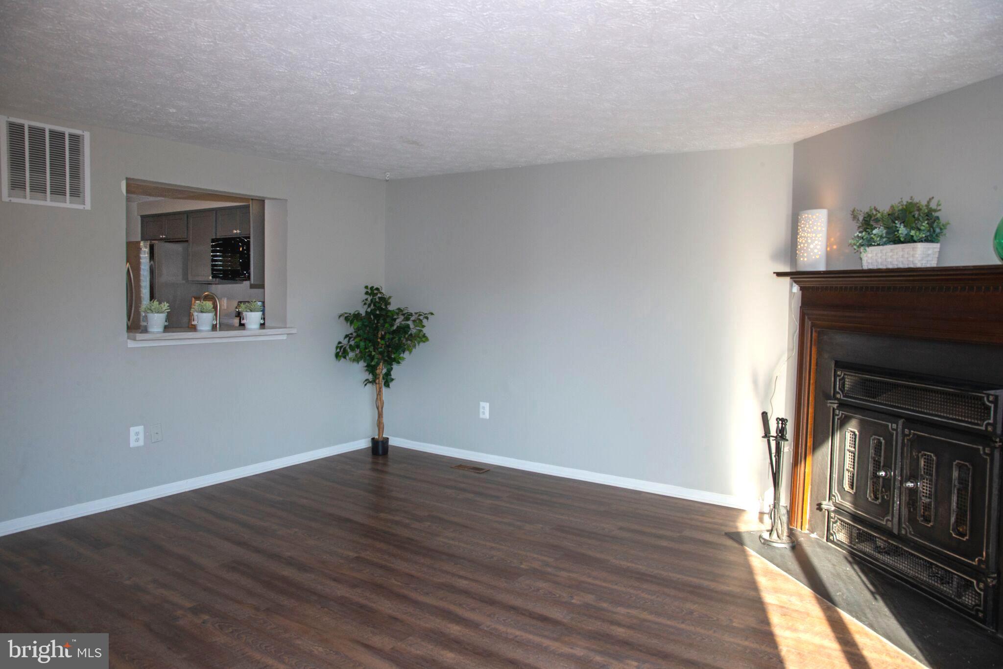 22 Trailwood Road Nottingham, MD 21236 - Photo 8 of 27 Living Room